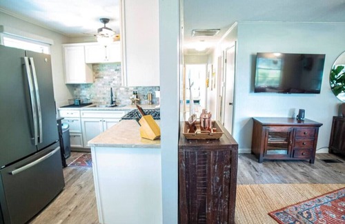 Burton House | Mins to Round Top, Retreat beneath the live oaks