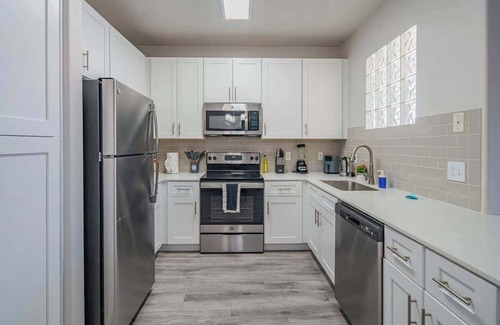 Glendale Sports and Entertainment District Apartment | Mins To Westgate & Stadium | Pool Gym W/D Parking
