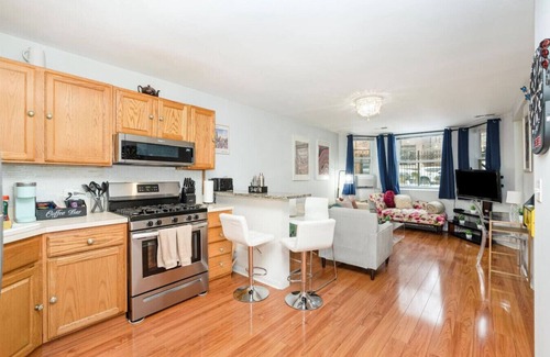 Lakeview Apartment | Mins to Wrigley Sleeps 6 + Sauna + Hot Tub+ Deck