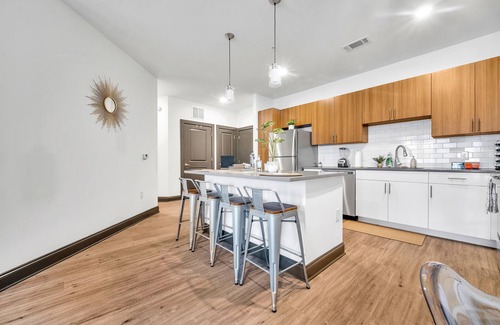 Downtown Apartment | Mins➞Downtown/Med District★ Fully Stocked★24hr Gym★2Bds★2TVs