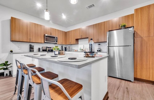 Downtown Apartment | Mins➞Downtown/Med District★ Fully Stocked★24hr Gym★2Bds★2TVs