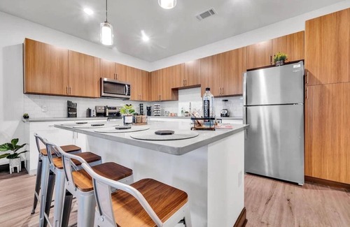 Downtown Apartment | Mins➞Downtown/Med District★2Beds★2Baths★Fully Stocked★24hr Gym★3TVs