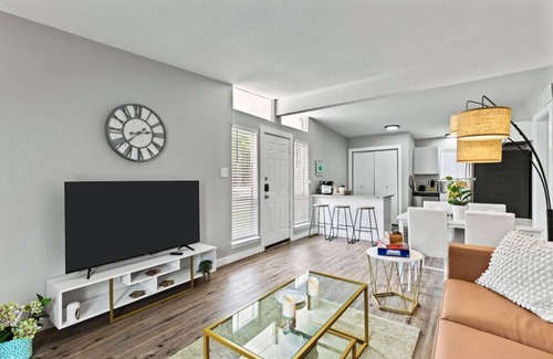 Central Arlington Apartment | Minutes AWAY from ALL the FUN and Action! 2BD unit