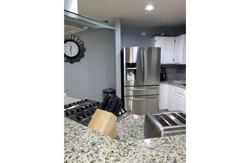 Harlandale House | Minutes away from downtown. 2 story home with balcony.