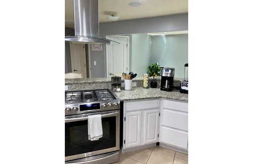 Harlandale House | Minutes away from downtown. 2 story home with balcony.