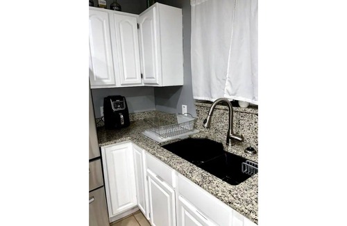 Harlandale House | Minutes away from downtown. 2 story home with balcony.