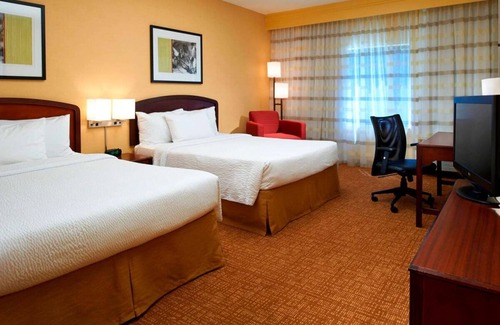 West Dundee Resort | Minutes Away from Elgin History Museum! 2 Relaxing Units, Pool, FREE Parking!