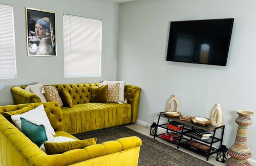 Hollygrove House | Minutes away from French Quarter and Superdome. Sleep 12+
