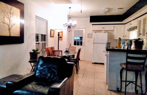 East Cesar Chavez House | Minutes away from LadyBird Lake, Rainey Street, and downtown Austin.