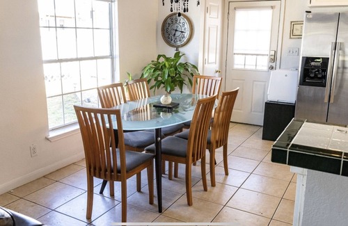 East Cesar Chavez House | Minutes away from LadyBird Lake, Rainey Street, and downtown Austin.