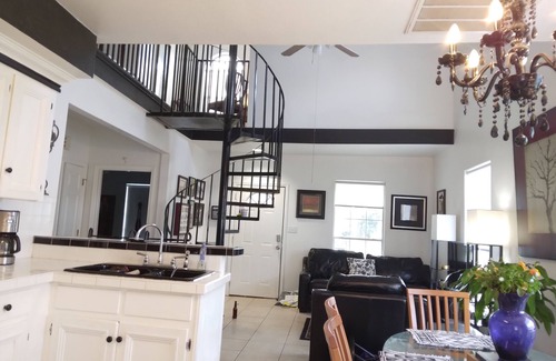 East Cesar Chavez House | Minutes away from LadyBird Lake, Rainey Street, and downtown Austin.