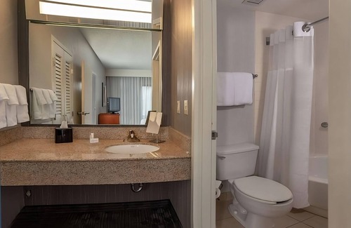 Newark Hotel | Minutes Away from Newark Reservoir! Pets Allowed, FREE Parking, Indoor Pool!