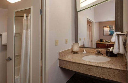 Newark Hotel | Minutes Away from Newark Reservoir! Pets Allowed, FREE Parking, Indoor Pool!