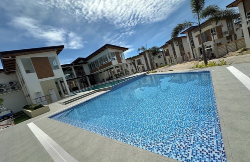Dauis House | Minutes away with famous beaches and Cave.