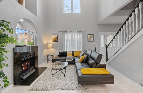 Norfolk House | Minutes ☞ CHKD ☞ Sentara ☞ EVMS ☞ ODU ☞ Bases ☞ Shipyards ☞ Sleeps 8 ☞ W/D