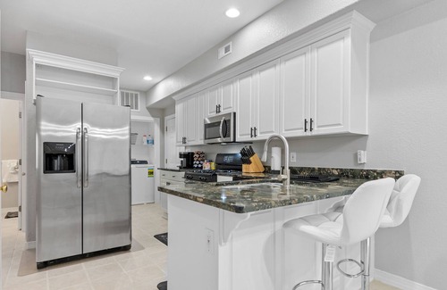 Norfolk House | Minutes ☞ CHKD ☞ Sentara ☞ EVMS ☞ ODU ☞ Bases ☞ Shipyards ☞ Sleeps 8 ☞ W/D