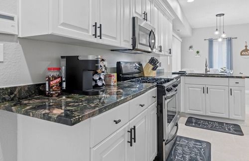 Norfolk House | Minutes ☞ CHKD ☞ Sentara ☞ EVMS ☞ ODU ☞ Bases ☞ Shipyards ☞ Sleeps 8 ☞ W/D