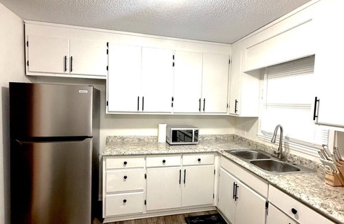 Huntsville House | Minutes from Downtown Huntsville-Greenside Cottage