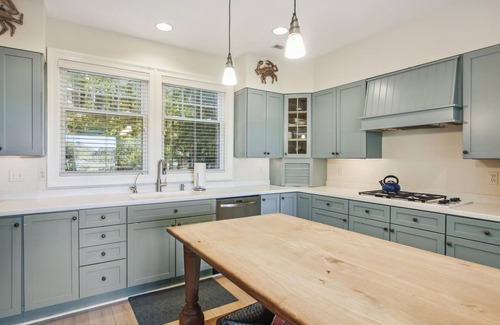 Unionville House | Minutes from Downtown Easton and St. Michaels | Kayaks | Stunning Sunsets