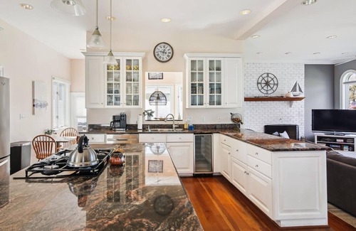 Algonquin House | Minutes from Downtown Cambridge | Outdoor Dining | Private Dock | Kayaks | Bikes