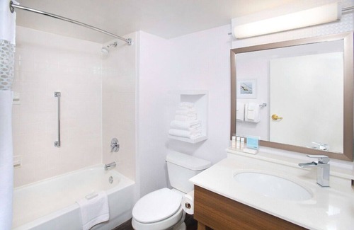 Parole Hotel | Minutes from History: 2 Relaxing Units w/Free Breakfast Near Downtown Annapolis