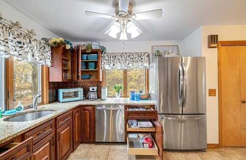 Long Pond House | Minutes from KALAHARI and CAMELBACK, nLAKEFRONT RETREAT! Sleeps10+, GameRm