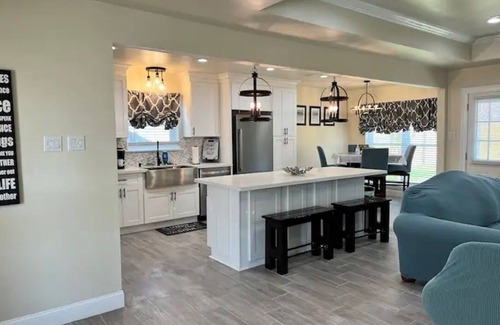 South Baton Rouge House | Minutes from LSU! 3 bed 2 bath centrally located residential home.