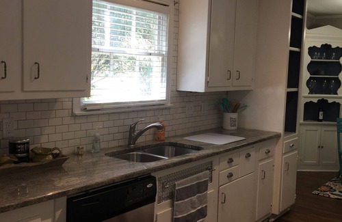 Austin Ave. House | Minutes from Magnolia & Baylor, enjoy the Little Cottage on famous Austin Avenue