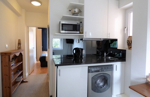 Kew Apartment | Minutes from National Archives & Kew Gardens