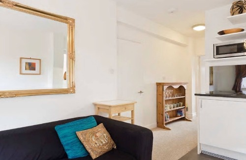 Kew Apartment | Minutes from National Archives & Kew Gardens