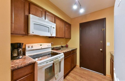 O'Hare Apartment | Minutes from O`Hare | Safe Neighborhood | Parking