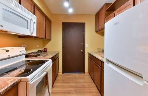 O'Hare Apartment | Minutes from O`Hare | Safe Neighborhood | Parking