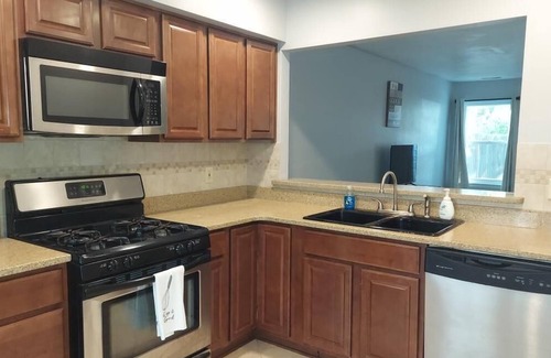 Hampton House | Minutes from Sentara Hospital and Langley AFB!