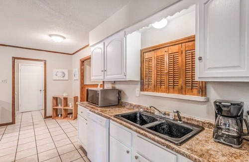 Memphis House | Minutes from the Airport - Wonderful Warrington
