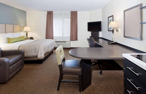 Horsham House | Minutes from Wings of Freedom Aviation Museum! Free Parking, Pets Allowed