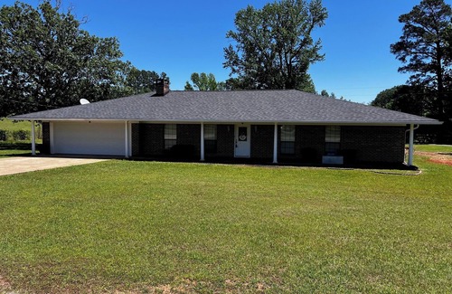 Benton House | Minutes fromnCypress Lake boat launchn2 local event venuesnBodcau wildlife mngt