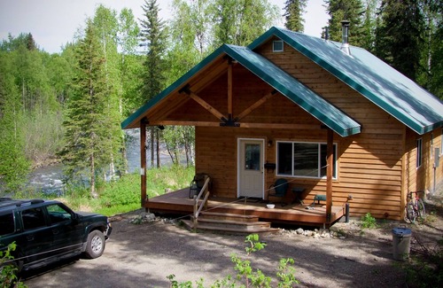 Willow House | MINUTES OFF PARKS HWY/RIVERFRONT ON 27 ACRES/WILLOW CREEK INN