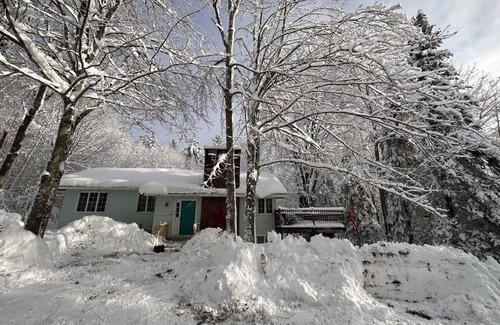 Londonderry House | Minutes to a Magical Apres Ski! 3 Beds, EV Charger, Mins to 4 Ski Mtns
