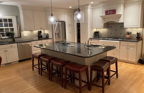 Thompsonville House | Minutes to Boston College