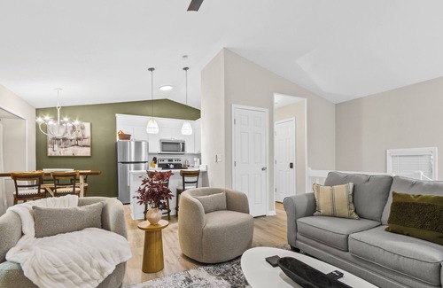 Westminster Cabin | Minutes To Clemson & Lake Hartwell + Hot Tub + Game Lounge + Private Views!