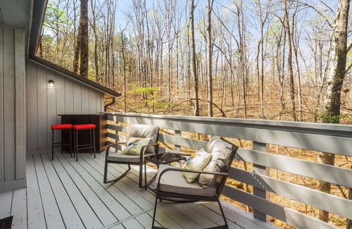 Westminster Cabin | Minutes To Clemson & Lake Hartwell + Hot Tub + Game Lounge + Private Views!