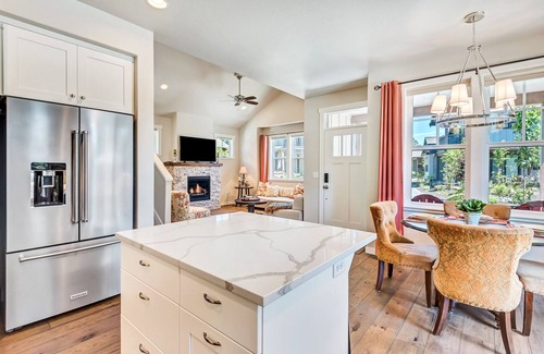 Century West House | Minutes to Deschutes River Trail with Hot Tub & Fire Pit!