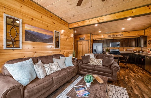 Sevierville Cabin | Minutes to Dollywood! Hot Tub, Game Room, Main Floor King Bdrm, Bunkroom!