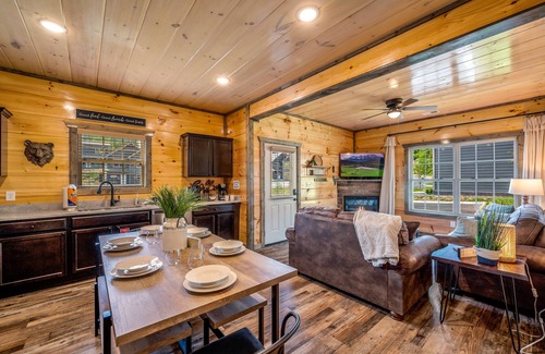 Sevierville Cabin | Minutes to Dollywood! Hot Tub, Game Room, Main Floor King Bdrm, Bunkroom!