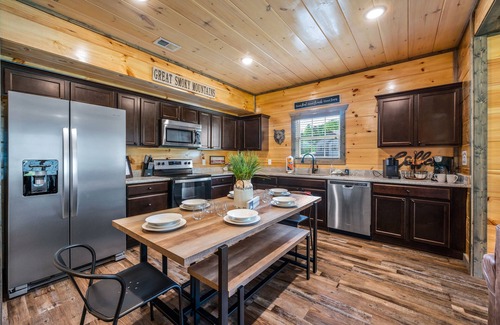 Sevierville Cabin | Minutes to Dollywood! Hot Tub, Game Room, Main Floor King Bdrm, Bunkroom!