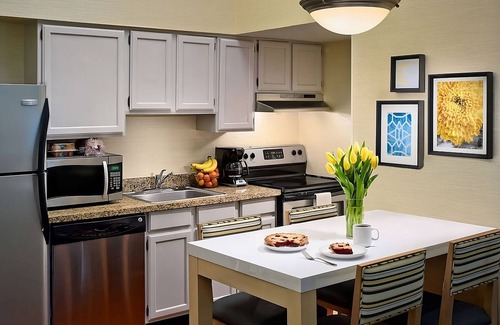 Middleburg Heights Hotel | Minutes to Downtown Cleveland! Budget-friendly Accommodation W/FREE Parking!