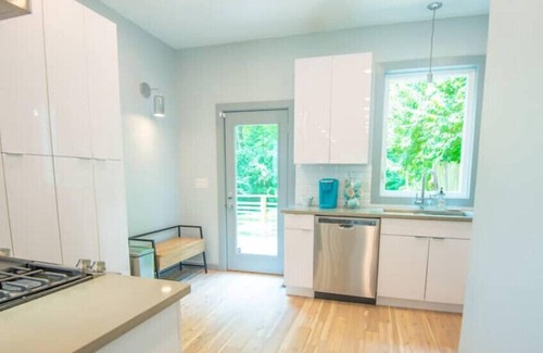East Price Hill House | Minutes To Downtown Modern 3 Bedroom Home