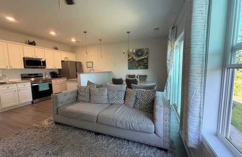 Huntcliff House | Minutes to Fort Jackson! Family Friendly 3-bed Townhome - Sleeps 5 w/King Bed