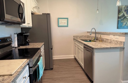 Huntcliff House | Minutes to Fort Jackson! Family Friendly 3-bed Townhome - Sleeps 5 w/King Bed