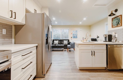 Renton House | Minutes to Freeway, 2bedroom/1bath with 200Mbps WiFi, Free parking, +Backyard.